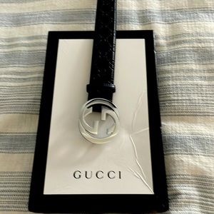 Like New Gucci men’s belt with bag and box.